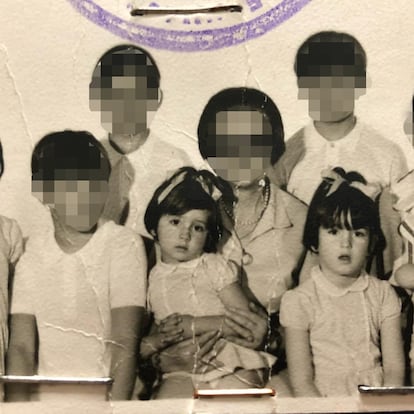 Foto familiar de Cristina Pérez, en brazos de su abuela, en el centro de la foto, que acusa al sacerdote Juan Carlos González de Suso de abusar de ella en los años setenta en el colegio de el Pilar. A su izquierda está su hermana Ana, que le ha ayudado en todo el proceso de denuncia ante la orden.