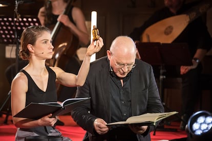 Lea Ruckpaul (Margarita) con el frasco de un somnífero mortal que le entrega Fausto (Burghart Klauβner) en la tragedia de Goethe representada en la taberna de Auerbach en Leipzig.