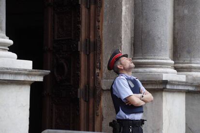 Un agent dels Mossos d'Esquadra a l'entrada del Palau de la Generalitat, a Barcelona.