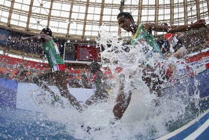 Imagen de uno de los momentos de la carrera de los 3000 m femeninos.