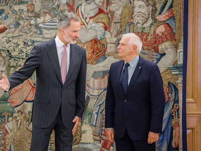 El Rey Felipe VI recibe en audiencia al alto representante de la UE para Asuntos Exteriores, Josep Borrell, el pasado 11 de octubre.