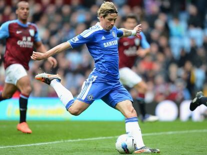 Torres, en el momento de marcar al Aston Villa.