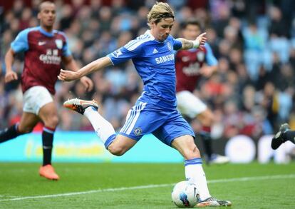 Torres, en el momento de marcar al Aston Villa.