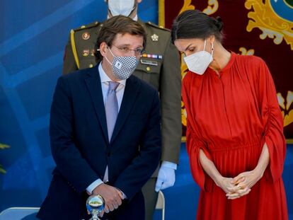 El alcalde de Madrid, José Luis Martínez-Almeida, durante la festividad de San Juan, patrón de la Policía Municipal, en el parque del Retiro junto a la reina Letizia, el pasado 24 de junio.