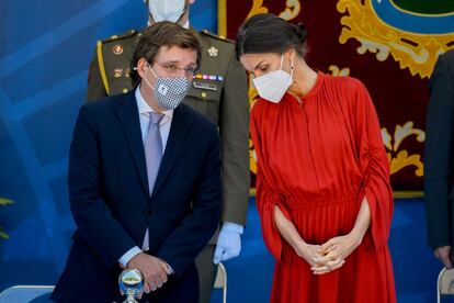 El alcalde de Madrid, José Luis Martínez-Almeida, durante la festividad de San Juan, patrón de la Policía Municipal, en el parque del Retiro junto a la reina Letizia, el pasado 24 de junio.