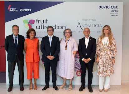 José María Pozancos, director general de FEPEX; María José Sánchez, directora de Fruit Attraction; Daniel Martínez, vicepresidente ejecutivo de Ifema Madrid; Salomé Martínez Aparicio, directora adjunta de industria alimentaria del ICEX; José Miguel Herrero, director general de alimentación. Ministerio de Agricultura, Pesca y Alimentación y Teresa Astolfi, delegada de la Junta de Andalucía en Madrid.