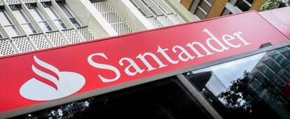 Fachada una sucursal del banco Santander.