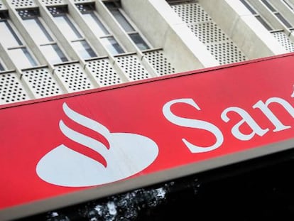 Fachada una sucursal del banco Santander.