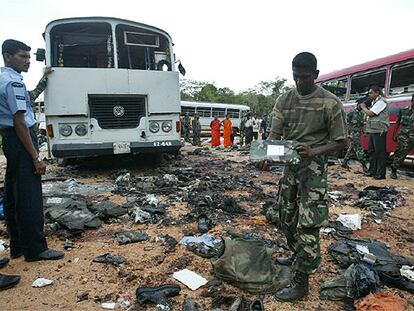 Un soldado de Sri Lanka inspecciona el lugar del brutal atentado, cerca de Dambulla.