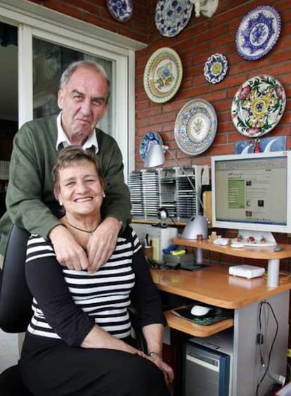 Pedro Bayona e Inge Kladeck, en su casa de Guadalix de la Sierra.