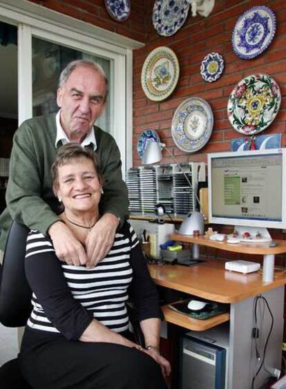 Pedro Bayona e Inge Kladeck, en su casa de Guadalix de la Sierra.