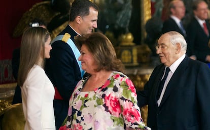 Los reyes Felipe y Letizia saludan Isidoro Álvarez, presidente de El Corte Inglés y su mujer, en el besamanos de la recepción oficial en el palacio Real de Madrid en la proclamación del rey Felipe VI, en 19 de junio de 2014.