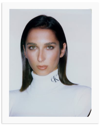 La actriz Lola Rodríguez, célebre por su papel en ‘Veneno’, posa para ICON con jersey de Calvin Klein.