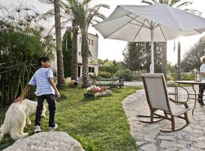 Can Feliú, en Porreras (Mallorca), es una finca convertida al agroturismo, rodeada por viñedos ecológicos. Cuenta con ocho habitaciones en dos casas.