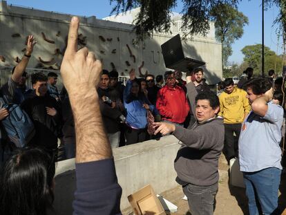 Un hombre subasta una notebook, muy demandada entre los asistentes de la feria cyberciruja, en Córdoba.