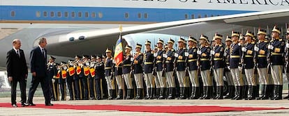 El presidente de EE UU, George W. Bush, pasa revista a la guardia de honor que le recibe en Constanza, junto a su homlogo rumano, Traian Basescu (izquierda).