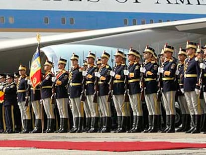 El presidente de EE UU, George W. Bush, pasa revista a la guardia de honor que le recibe en Constanza, junto a su homólogo rumano, Traian Basescu (izquierda).