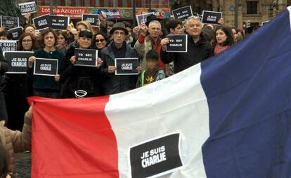 El cónsul frances en Bilbao, Fabrice Delloye, primero a la derecha, junto a otros participantes en la concentración contra los atentados terroristas en Francia.