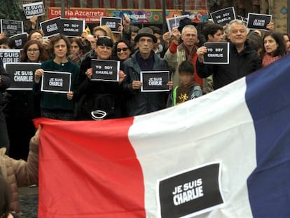 El cónsul frances en Bilbao, Fabrice Delloye, primero a la derecha, junto a otros participantes en la concentración contra los atentados terroristas en Francia.