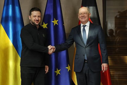 El presidente ucranio, Volodímir Zelenski, y el canciller alemán, Olaf Scholz, el sábado en la conferencia de Múnich.