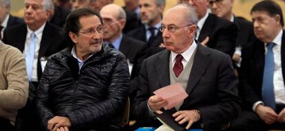 El expresidente de Bankia Rodrigo Rato, junto al exconsejero de Caja Madrid José Antonio Moral Santín, durante la primera sesión del juicio por la salida a Bolsa de la entidad en 2011