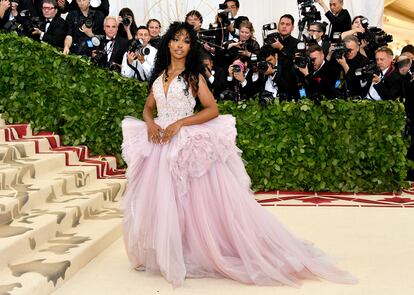 La cantante SZA con corona XL y vestido de Versace.