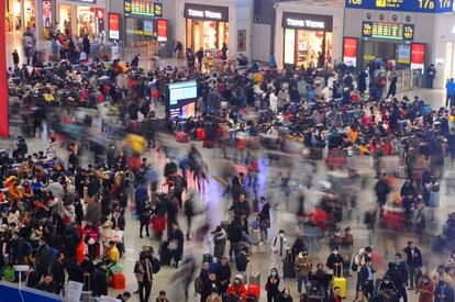 La estación de ferrocarril de Hongqiao en Shanghái (China), el 22 de enero de 2020, con multitud de pasajeros que viajan a sus hogares para celebrar el Año Nuevo chino. Ese día, el país confirmó 440 casos de neumonía de Wuhan y nueve muertes.