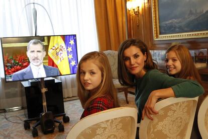 La Reina con sus hijas Leonor y Sofía.