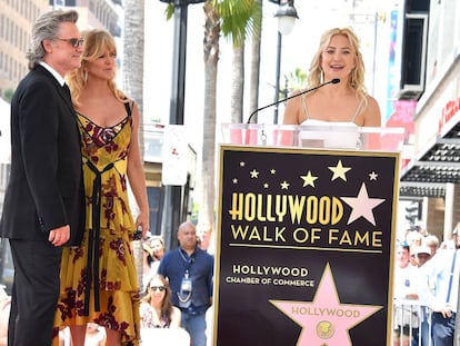 Kate Hudson habla durante el acto en homenaje a Kurt Russell y a su madre Goldie Hawn.