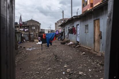 Una bala en el pecho y otra entre las costillas terminaron el pasado noviembre con la vida del hermano de Betty ―padre de tres hijos pequeños― en la ciudad occidental de Kakamega, de donde ella se marchó en 1991 en busca de una vida más próspera. Su familia asegura que la policía le mató, junto a otros dos compañeros de trabajo, cuando volvían en coche después del toque de queda nocturno instaurado en marzo para contener una pandemia que, a fecha de 16 de febrero, suma más de 103.000 casos oficiales y cerca de 1.800 muertes