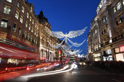 Regent Street decorada con luces navideñas en Londres (Reino Unido), el 24 de noviembre de 2017.