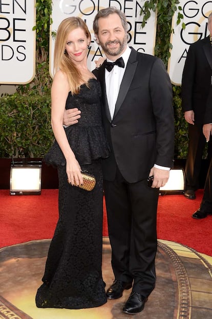 Leslie Mann, que se apuntó al peplum con este Dolce&Gabbana, junto a su marido Judd Apatow