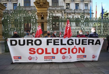 Trabajadores de la compañía Duro Felguera se concentran el 3 de febrero de 2021 ante la Junta General del Principado, en Oviedo.  EFE/ J.L.Cereijido/Archivo