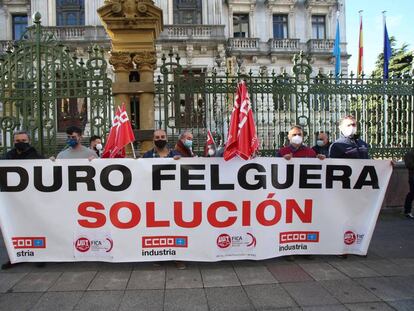 Trabajadores de la compañía Duro Felguera se concentran el 3 de febrero de 2021 ante la Junta General del Principado, en Oviedo.  EFE/ J.L.Cereijido/Archivo