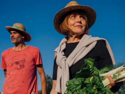 María José San Román, chef de Monastrell, en Alicante, y fundadora del 'lobby' y punto de encuentro Mujeres en Gastronomía, fotografiada en su huerta con su hijo. "La mujer está en la base de la gastronomía, es la que comenzó a cocinar y la que lo ha transmitido, el problema es que nunca ha salidode la base". 