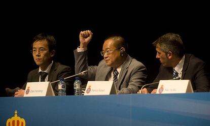 Chen Yansheng, presidente del Espanyol, en el centro.