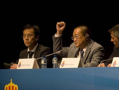 Chen Yansheng, presidente del Espanyol, en el centro.