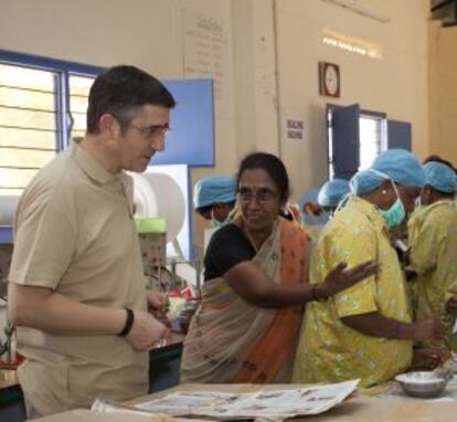 López visita un hospital de la Fundación Vicente Ferrer en Anantapur, India.