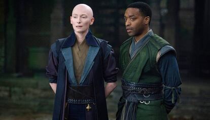 Tilda Swinton, como el Hechicero Supremo en un fotograma de 'Doctor Strange'.