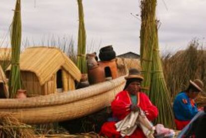 Los habitantes, descendientes de los incas, tejen coloridas prendas.