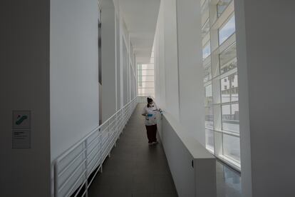 Una mujer limpia el interior del Museo de Arte Contemporáneo de Barcelona (Macba).