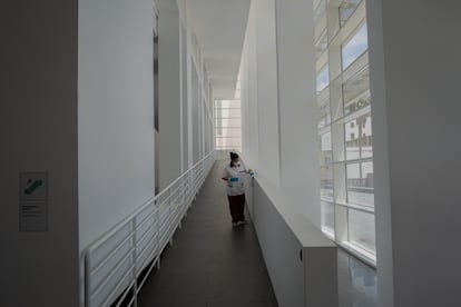 Una mujer trabaja limpiando el interior del Museu d'Art Contemporani de Barcelona (Macba) tras su reapertura.