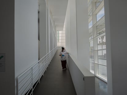 Una mujer limpia el interior del Museo de Arte Contemporáneo de Barcelona (Macba).