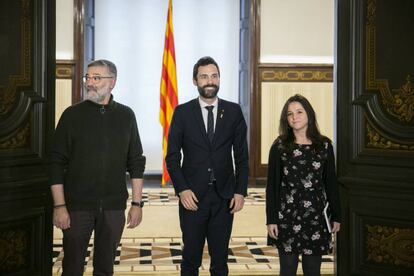 Roger Torrent, presidente del Parlament de Catalu&ntilde;a, entre los miembros de la CUP Carles Riera y Maria Sirvent.