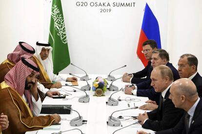 Las delegaciones del príncipe heredero saudí, Mohammed Bin Salman, y del presidente ruso Vladimir Putin reunidos durante la cumbre del G20 de Osaka.