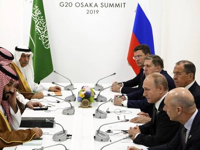 Las delegaciones del príncipe heredero saudí, Mohammed Bin Salman, y del presidente ruso Vladimir Putin reunidos durante la cumbre del G20 de Osaka.