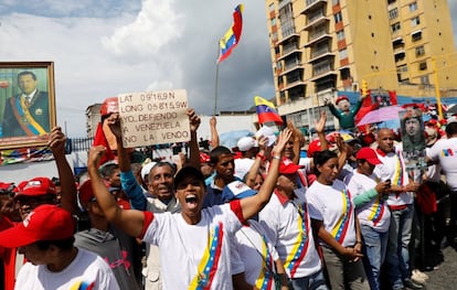 Manifestantes a favor del segundo mandato de Nicolás Maduro, en las inmediaciones de la Corte Suprema.