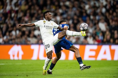 Vinicius pugna con Wesley Fofana por controlar la pelota.