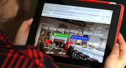 Una joven mira la página de Houzz.