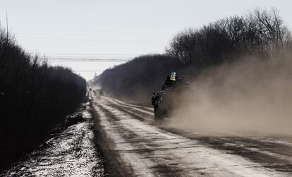 Un vehculo blindado en la carretera de Artemivsk hacia Debaltseve (Ucrania). Kiev y los rebeldes prorrusos se acusaron mutuamente de violar en las ltimas horas el alto el fuego que entr en vigor el pasado domingo.